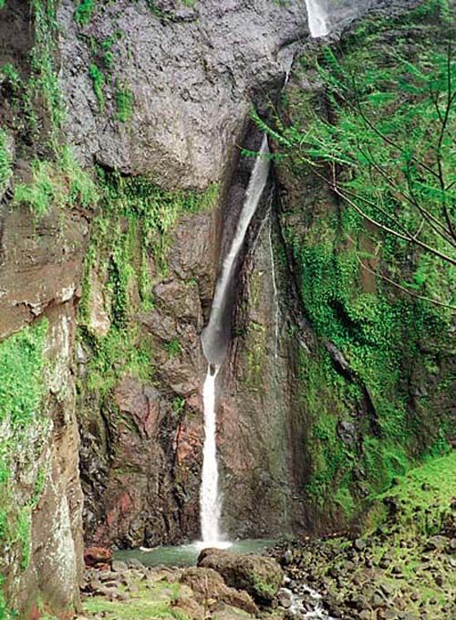 Водоспад Агуї (Ahuii Waterfall), острів Нуку Хіва, Французька Полінезія